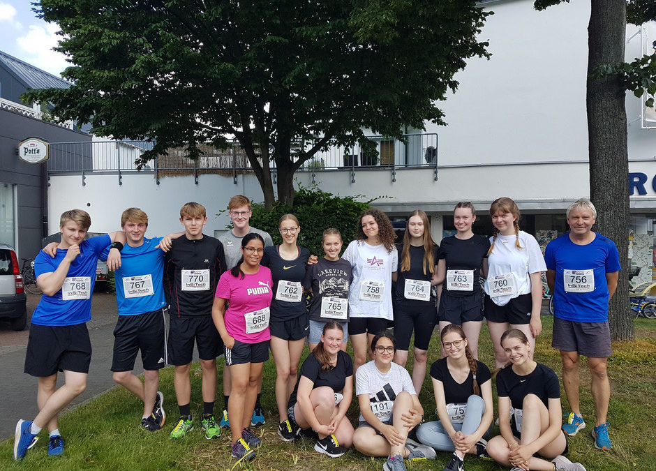 15 Läuferinnen und Läufer des Johanneums beim Oelder Stadtlauf