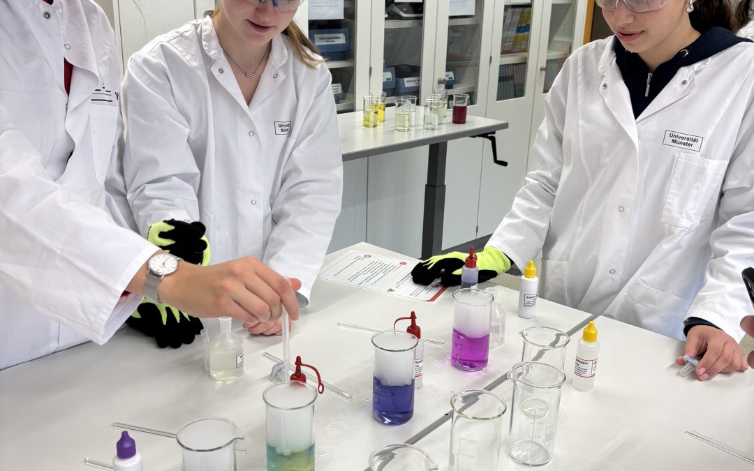 Zwischen Faktenchecks, Laborkitteln und Trockeneis – Exkursion zum Lehr-Lern-Labor im Institut der Didaktik der Chemie in Münster