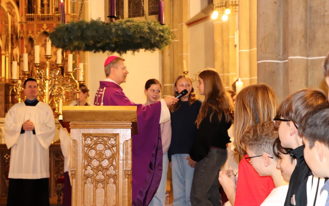 Auf den Spuren des heiligen Nikolaus – das Johanneum feiert den Advent mit Weihbischof Zekorn