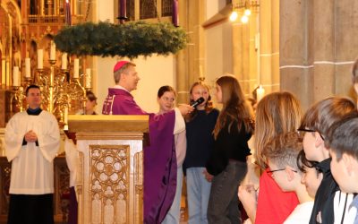 Auf den Spuren des heiligen Nikolaus – das Johanneum feiert den Advent mit Weihbischof Zekorn