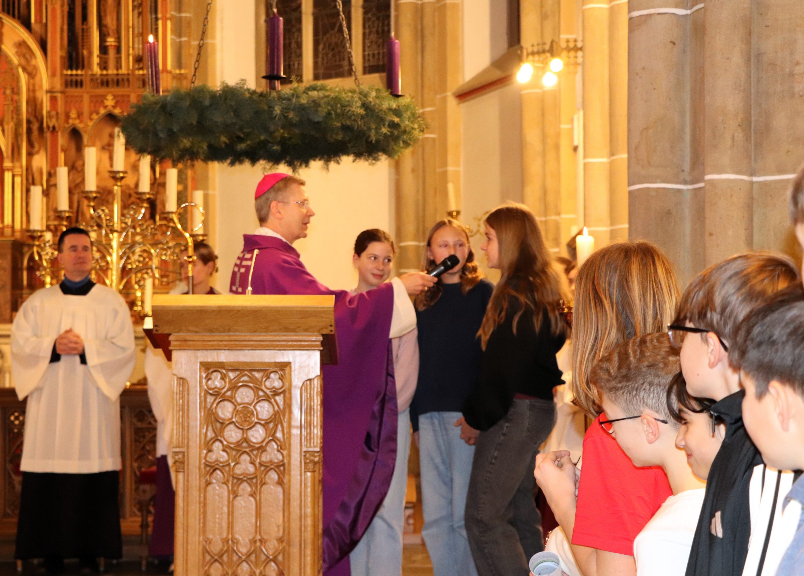 Weihbischof Zekorn befragt Sch. in der Messe