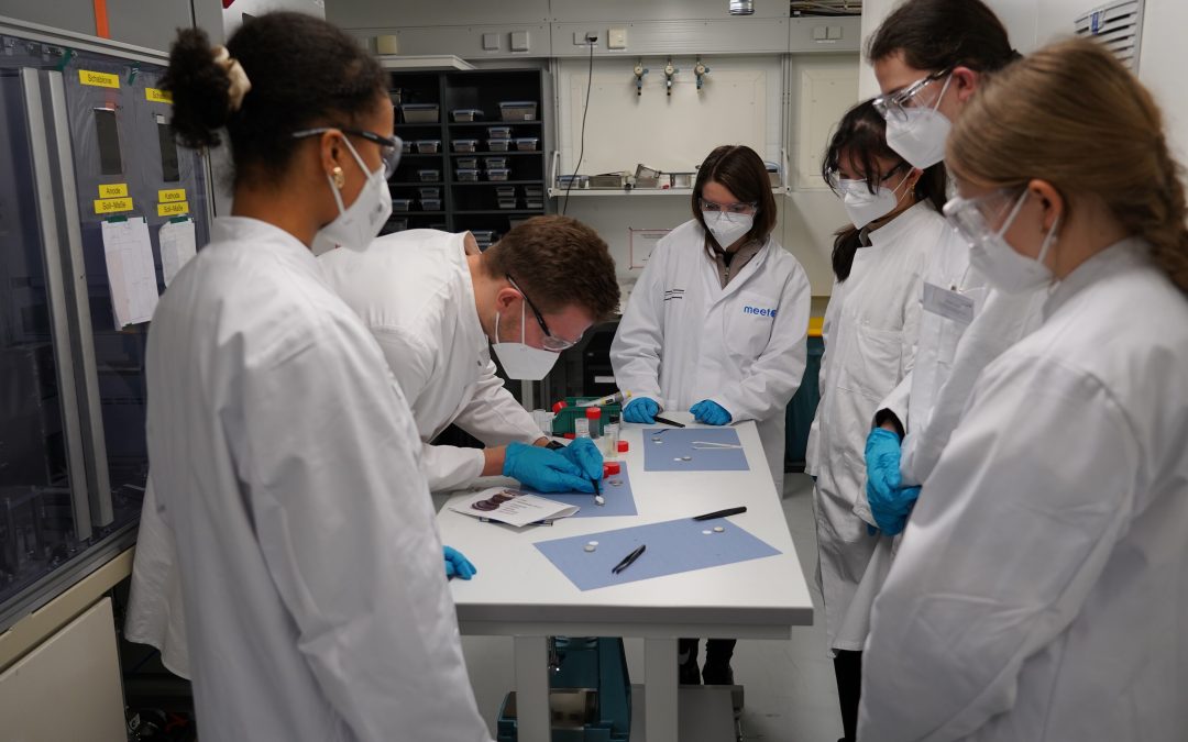 Chemiekurse besuchen Batterieforschungszentrum MEET in Münster