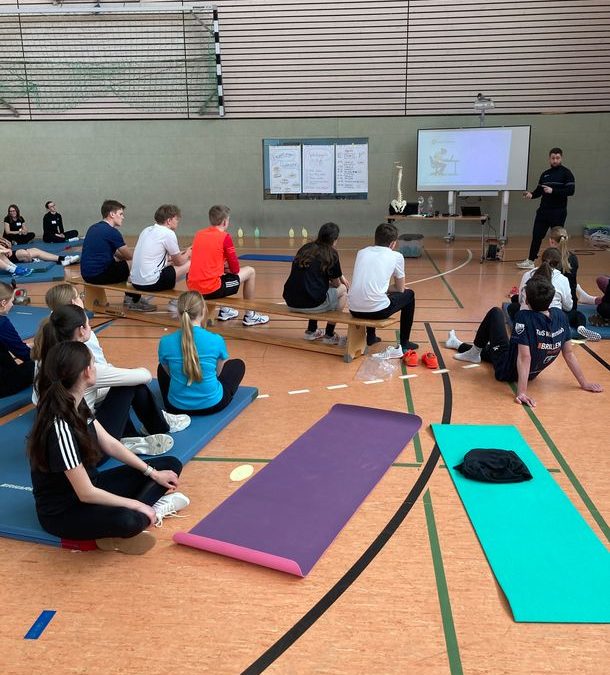 Q1 nimmt am Projektkurs „Rückenschule“ der AOK teil